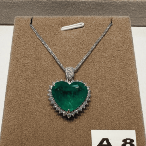 Colar coração com 20,33 ct de esmeralda e 2,01 ct de diamantes em ouro branco