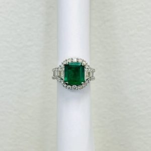 Anel em ouro branco 18k com esmeralda colombiana de 4 quilates em formato octogonal e diamantes de formatos variados, tamanho 6,5, meados do século XX.