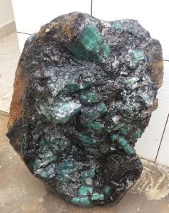 Esmeralda Natural Bruta Na Rocha 2,8kg Co720 Peça Coleção